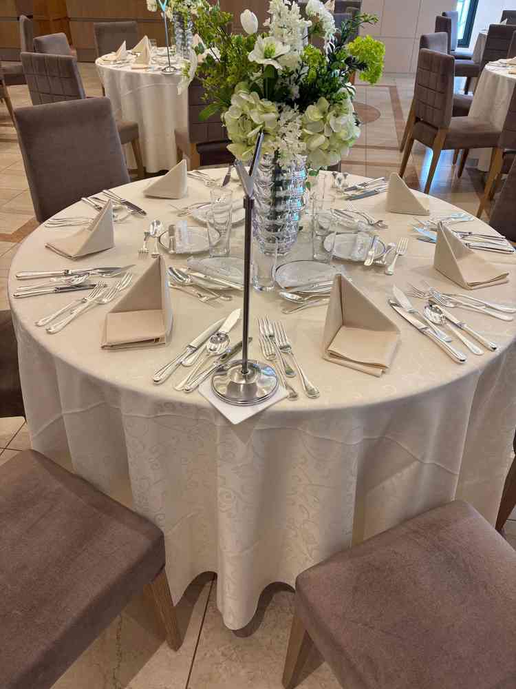 テーブルセット。装花も上品で素敵でした。