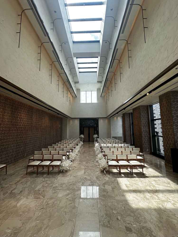 チャペルの写真。天上が窓になっているのでとても明るい。