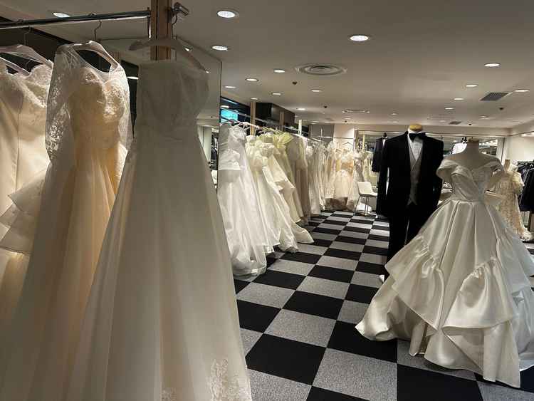 館内の衣装展示室です。提携のドレスショップに行くのではなく、ここに何百着と集められているようです。
