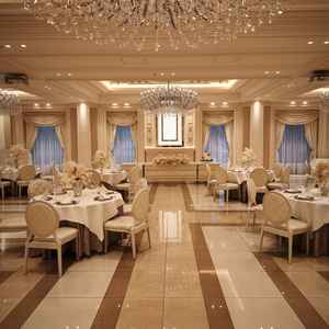 もう一つの披露宴会場。こちらもシャンデリアが近く、写真映えがして良い。