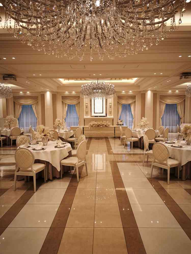 もう一つの披露宴会場。こちらもシャンデリアが近く、写真映えがして良い。