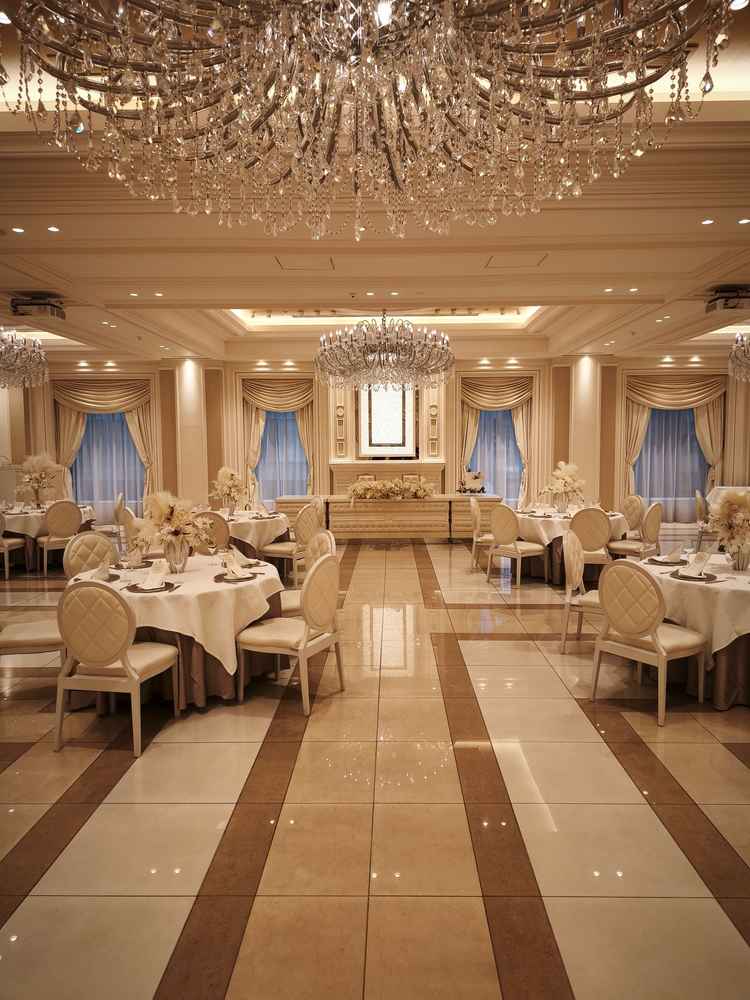 もう一つの披露宴会場。こちらもシャンデリアが近く、写真映えがして良い。