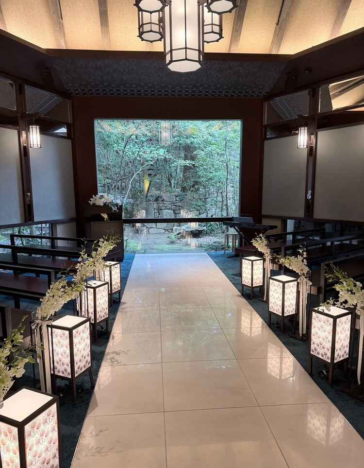 正面の窓には緑があり森で挙式をしているかのようなチャペル。参列者との距離も近く、非常に楽しめそう。