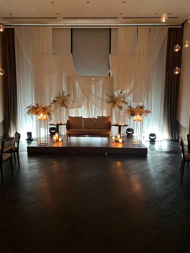 落ち着いた雰囲気の披露宴会場になります。明るさも調節できて非日常な空間でした。