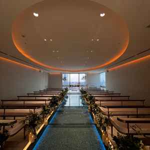 チャペルの様子。ガラス張りのバージンロードが美しいと感じた。カーテンの開け閉めが可能。