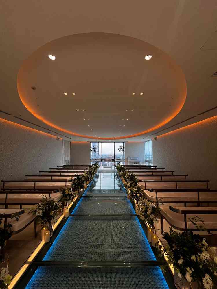 チャペルの様子。ガラス張りのバージンロードが美しいと感じた。カーテンの開け閉めが可能。