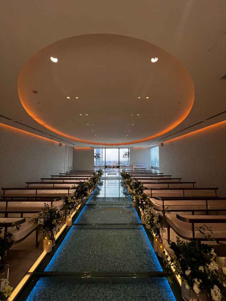 チャペルの様子。ガラス張りのバージンロードが美しいと感じた。カーテンの開け閉めが可能。