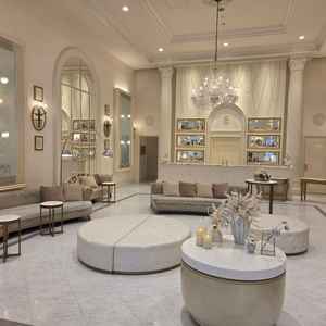 披露宴会場のロビー。飾りつけできるそうです。