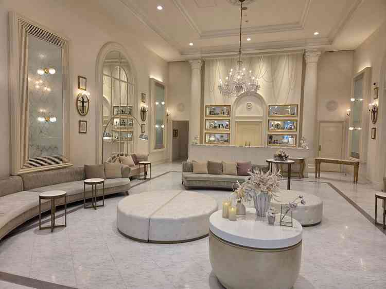 披露宴会場のロビー。飾りつけできるそうです。