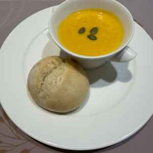 出来立てパンはカリふわ。かぼちゃのスープも実際にキッチンで濾して調理している。素材の味が感じられる。