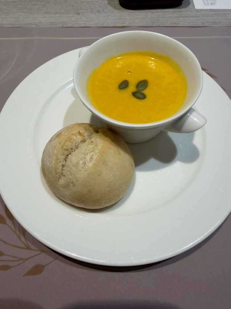 出来立てパンはカリふわ。かぼちゃのスープも実際にキッチンで濾して調理している。素材の味が感じられる。