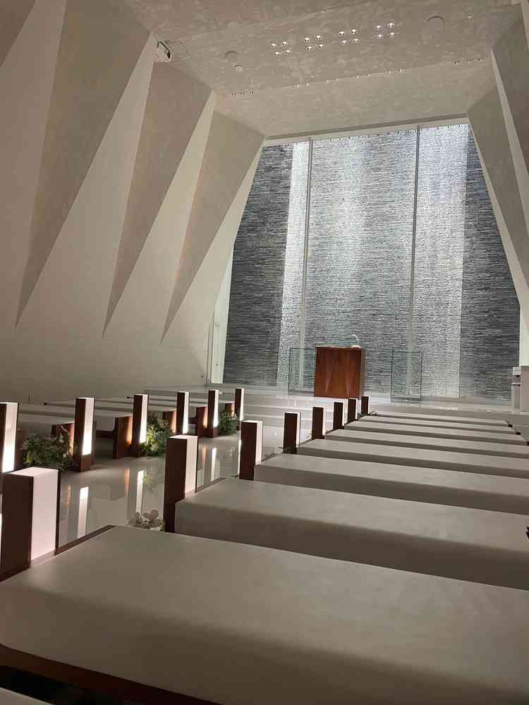 チャペルの少し明るさを落とした夜景イメージのライティング。こちらの方が好みだった。