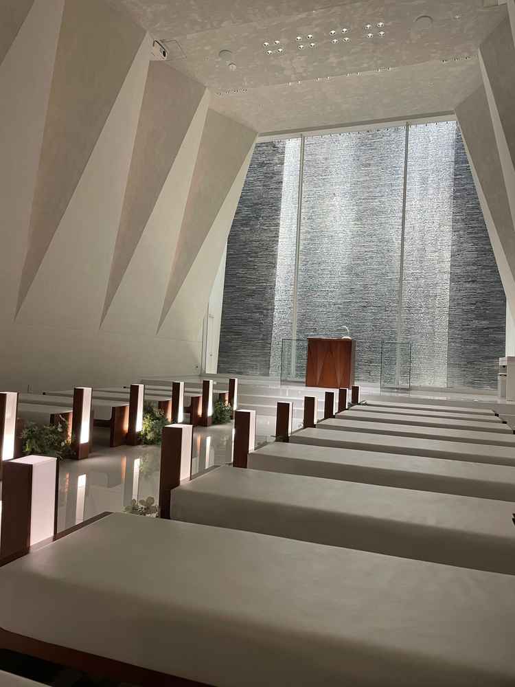 チャペルの少し明るさを落とした夜景イメージのライティング。こちらの方が好みだった。