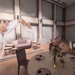 披露宴会場はとても広く、プロジェクションマッピングもできるとの事でした。迫力のあるムービーを見ました