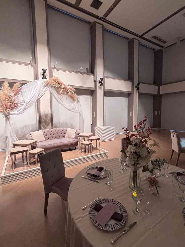 披露宴会場はとても広く、プロジェクションマッピングもできるとの事でした。迫力のあるムービーを見ました