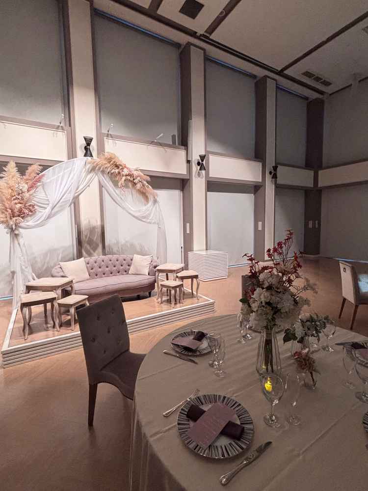 披露宴会場はとても広く、プロジェクションマッピングもできるとの事でした。迫力のあるムービーを見ました