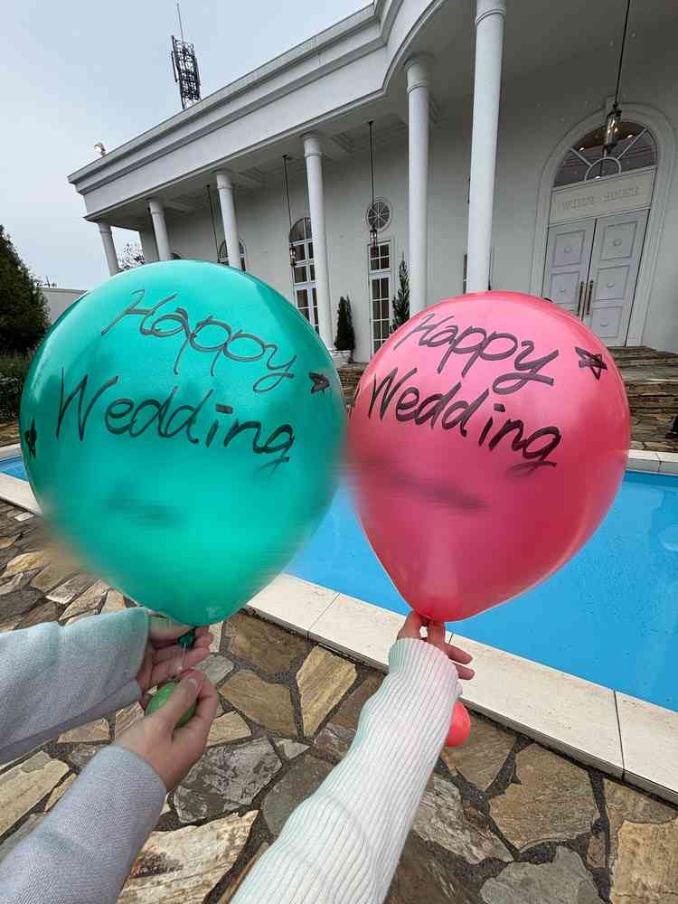 プールでの写真。風船の演出体験をさせていただきました。ゲストみんなとしたら綺麗だろうなと思った。