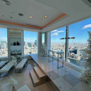 室内チャペルの写真。こちらもガラス張りになっていて明るい自然光の入り方が印象的でした。