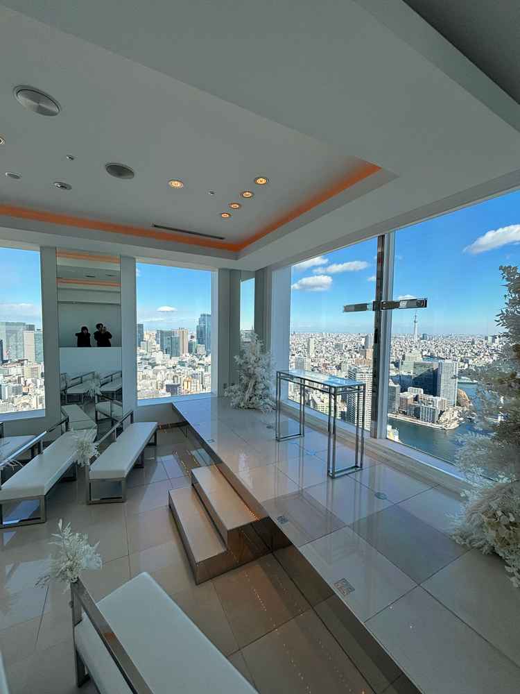 室内チャペルの写真。こちらもガラス張りになっていて明るい自然光の入り方が印象的でした。