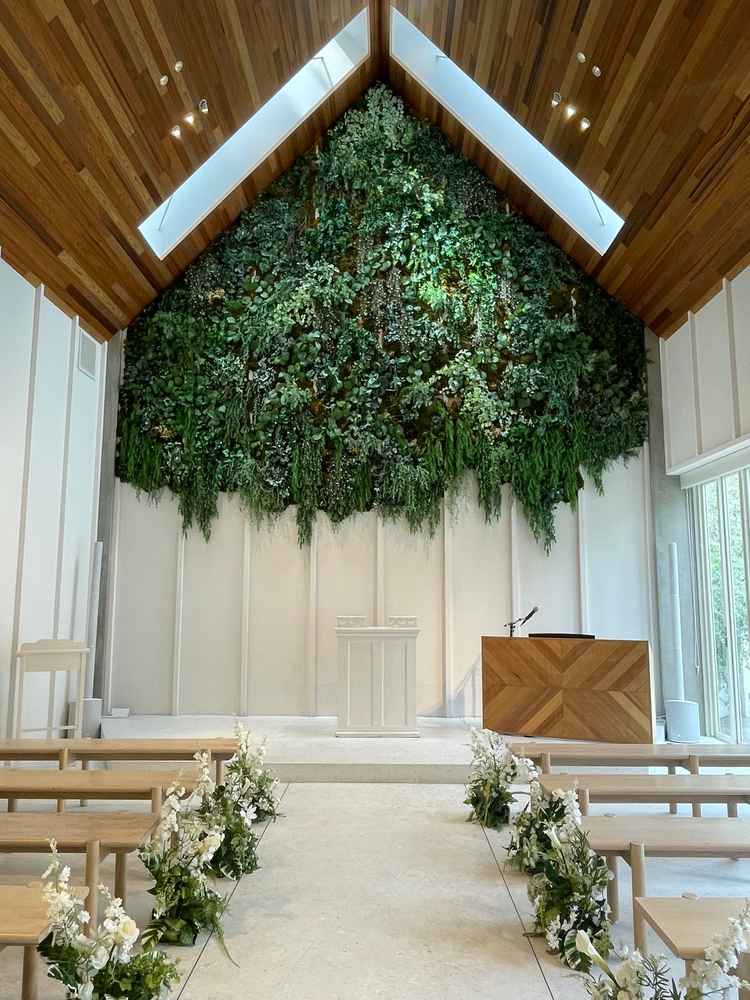 グリーンが映えるチャペル