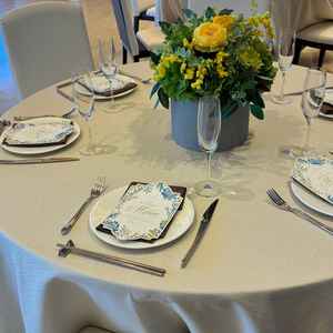 テーブルコーディネートの写真。白やベージュを基調に、差し色で季節感を取り入れる上品で落ち着いた配色。