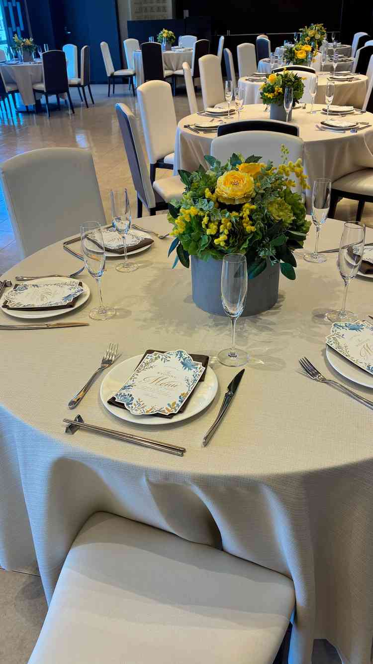 テーブルコーディネートの写真。白やベージュを基調に、差し色で季節感を取り入れる上品で落ち着いた配色。