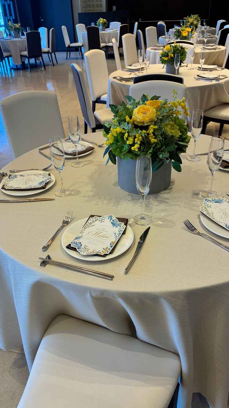 テーブルコーディネートの写真。白やベージュを基調に、差し色で季節感を取り入れる上品で落ち着いた配色。