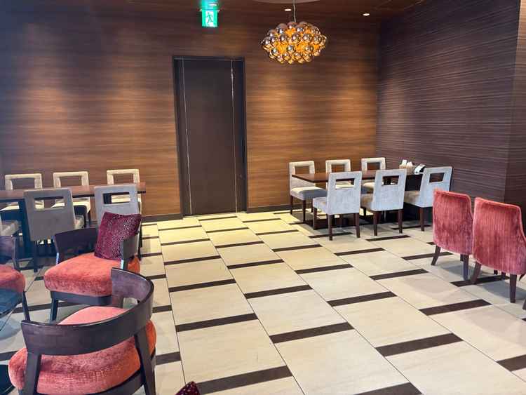 参列者の待合室。各会場の雰囲気に沿った待合室で狭くないのでゆっくり過ごせるかと思います。