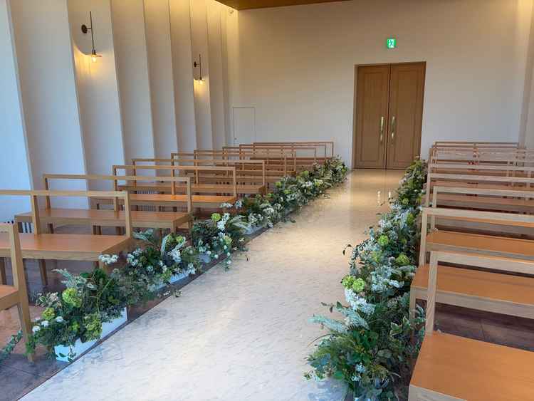 挙式会場。木製の椅子で、柔らかい会場の雰囲気であった。当日も緊張感を和らげてくれるように感じた。