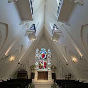 チャペルの中の写真です。真っ白のチャペルの中にある大きなステンドグラスがとても綺麗で印象的でした。