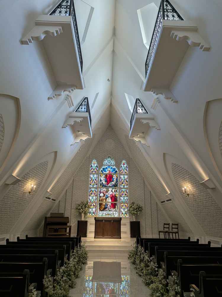 チャペルの中の写真です。真っ白のチャペルの中にある大きなステンドグラスがとても綺麗で印象的でした。