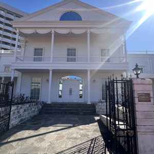 独立した披露宴会場で白を基調とした外装がオシャレです。