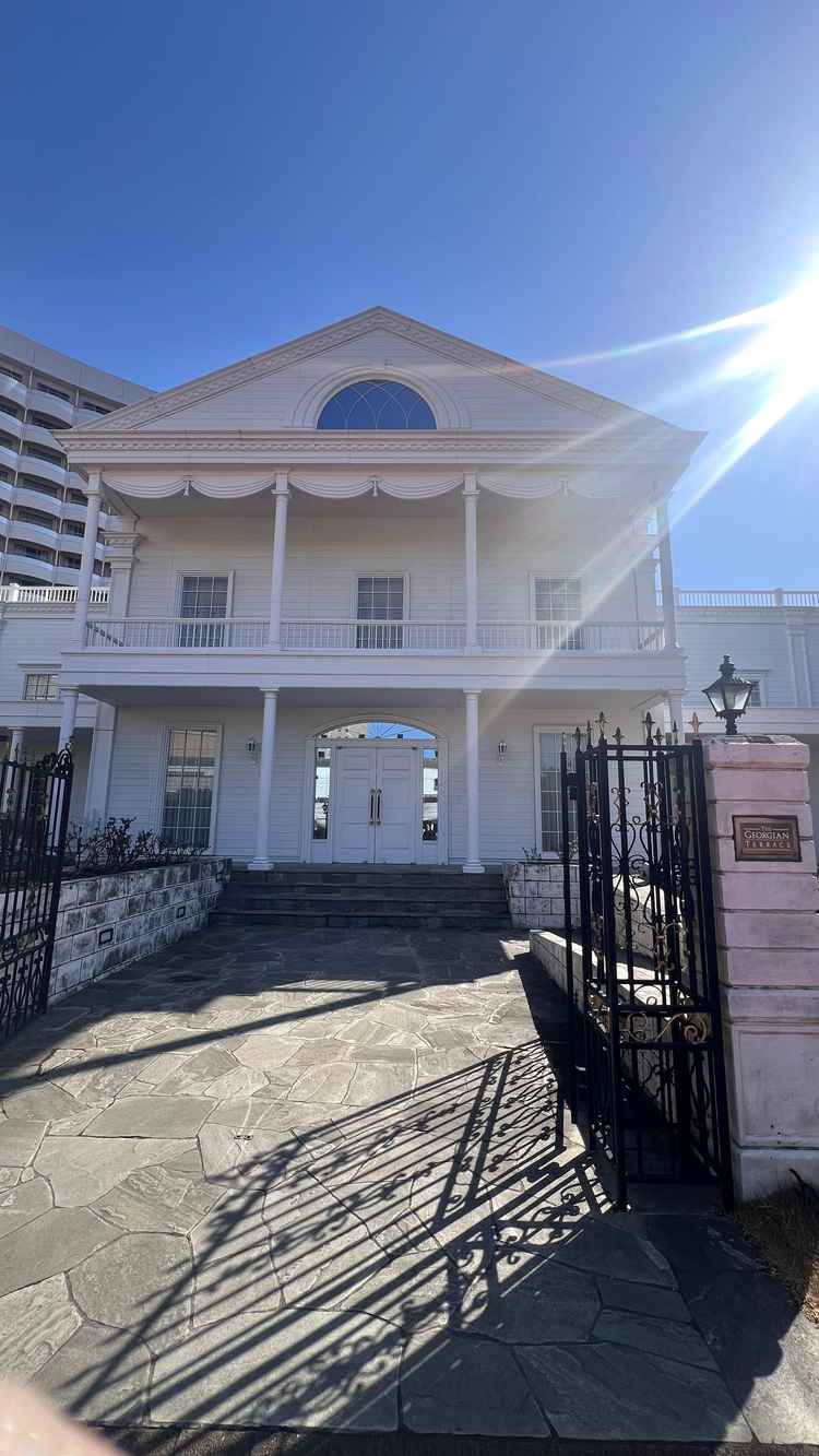 独立した披露宴会場で白を基調とした外装がオシャレです。