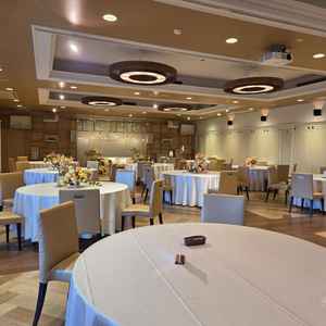 披露宴会場です。お花がかわいく飾られていました。