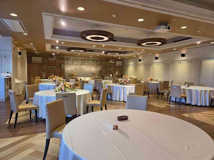 披露宴会場です。お花がかわいく飾られていました。