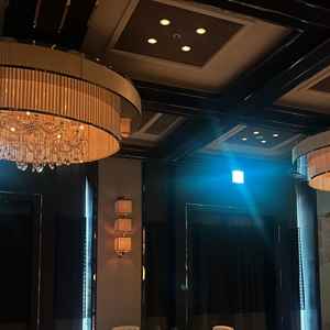 披露宴会場のシャンデリアです。暖かな灯りで会場の雰囲気がガラッと変わります。