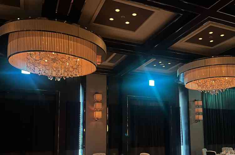 披露宴会場のシャンデリアです。暖かな灯りで会場の雰囲気がガラッと変わります。