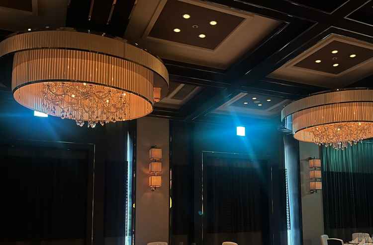 披露宴会場のシャンデリアです。暖かな灯りで会場の雰囲気がガラッと変わります。