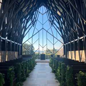 こちらの森のチャペルも白のウエディングドレスが映えそうで素敵だった。