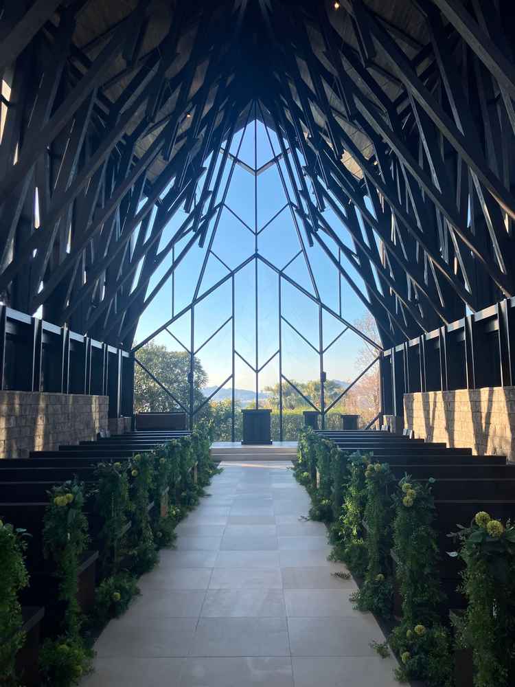 こちらの森のチャペルも白のウエディングドレスが映えそうで素敵だった。