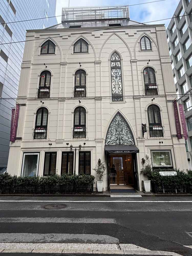 式場外観。結婚式専門の建物として洋風の可愛らしい外観でした。