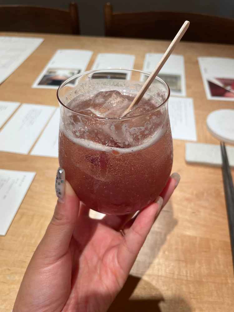 オリジナルカクテル！これも季節に合わせて作っていて、葡萄の中に花山椒のアクセントが新しい。