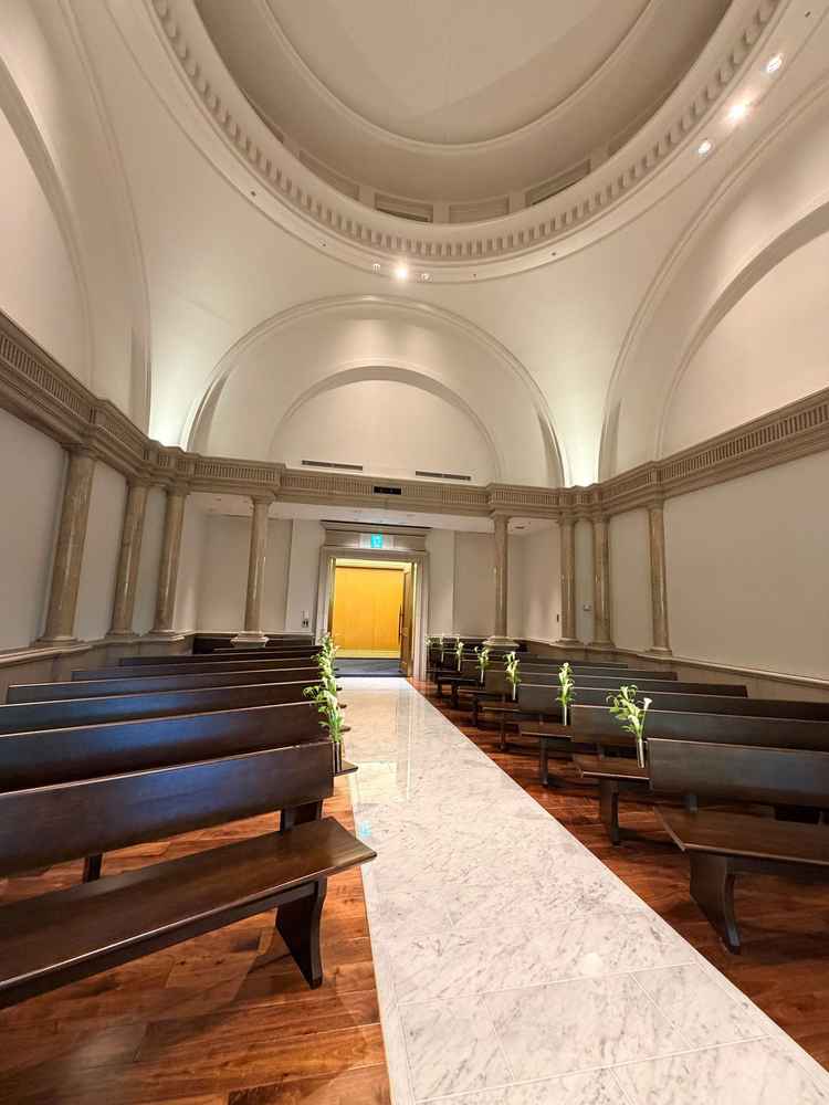 天候に左右されない、ヨーロピアンな大理石の柱が特徴的なチャペル。