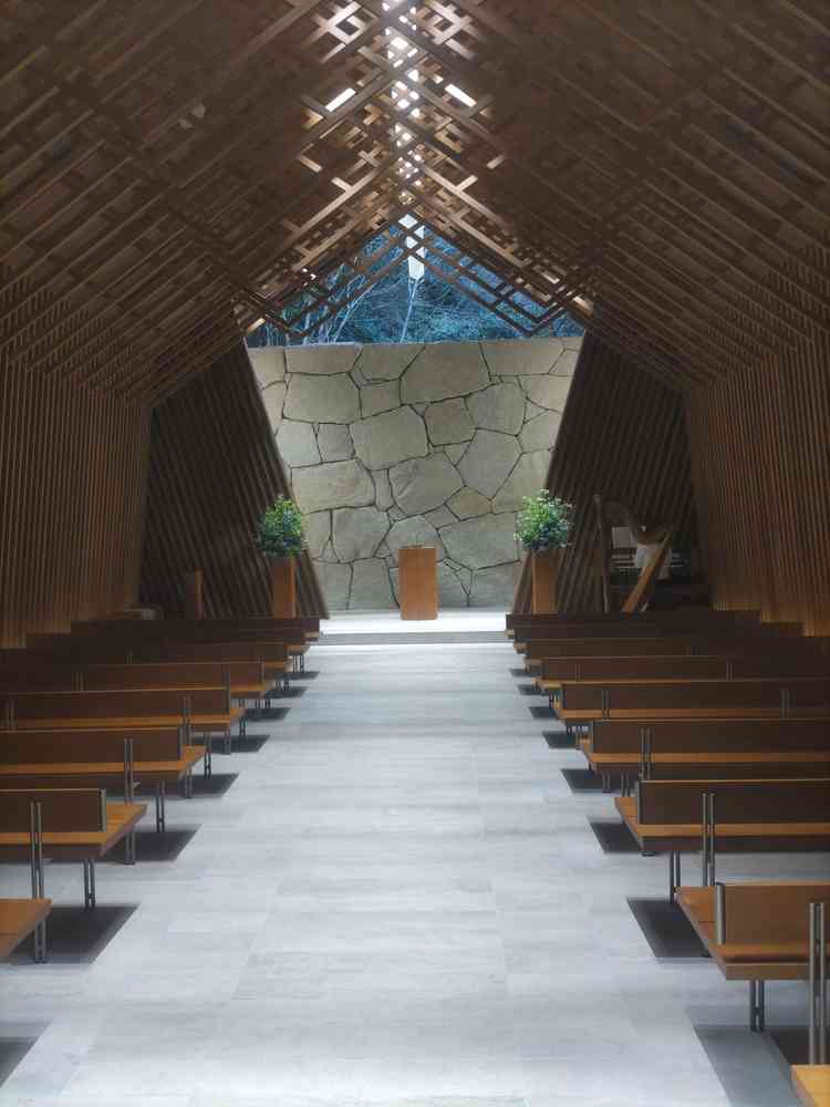 自然光を上手に取り込めるチャペルです。