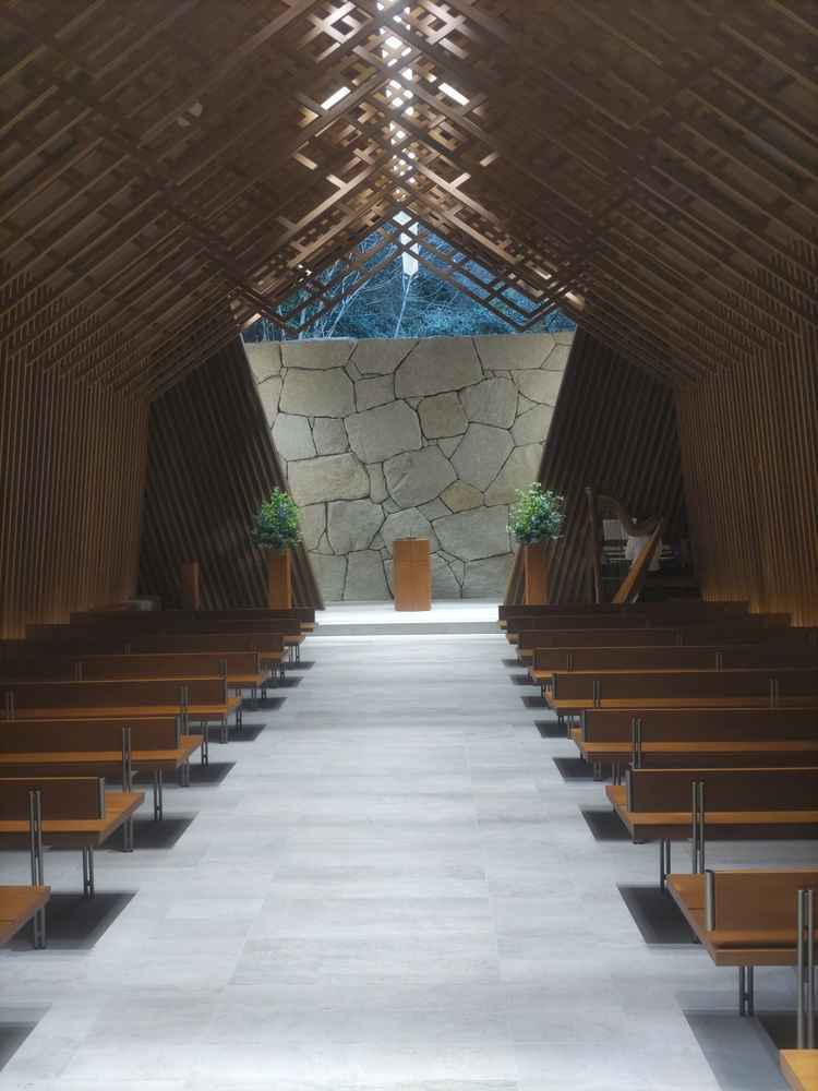 自然光を上手に取り込めるチャペルです。