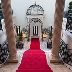 チャペル退場時の景色。フラワーシャワーを実際にやってくださいました。