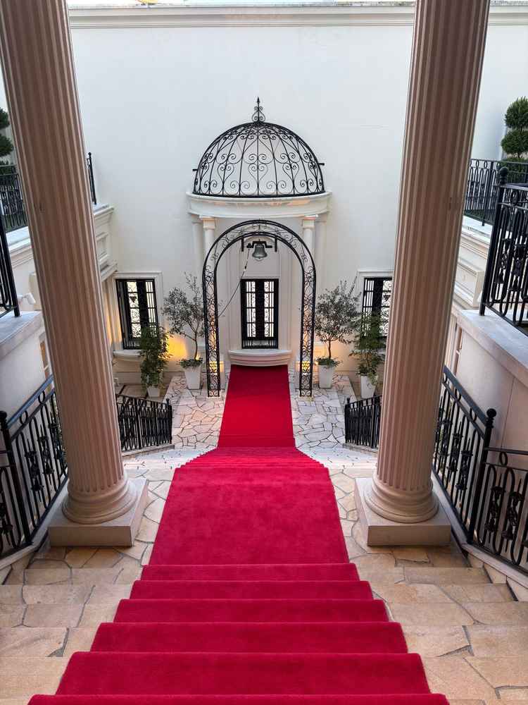 チャペル退場時の景色。フラワーシャワーを実際にやってくださいました。