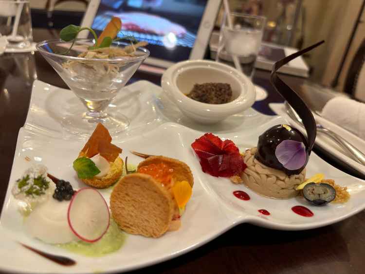 シェフ自らがメニュー説明をしてくださった試食プレート