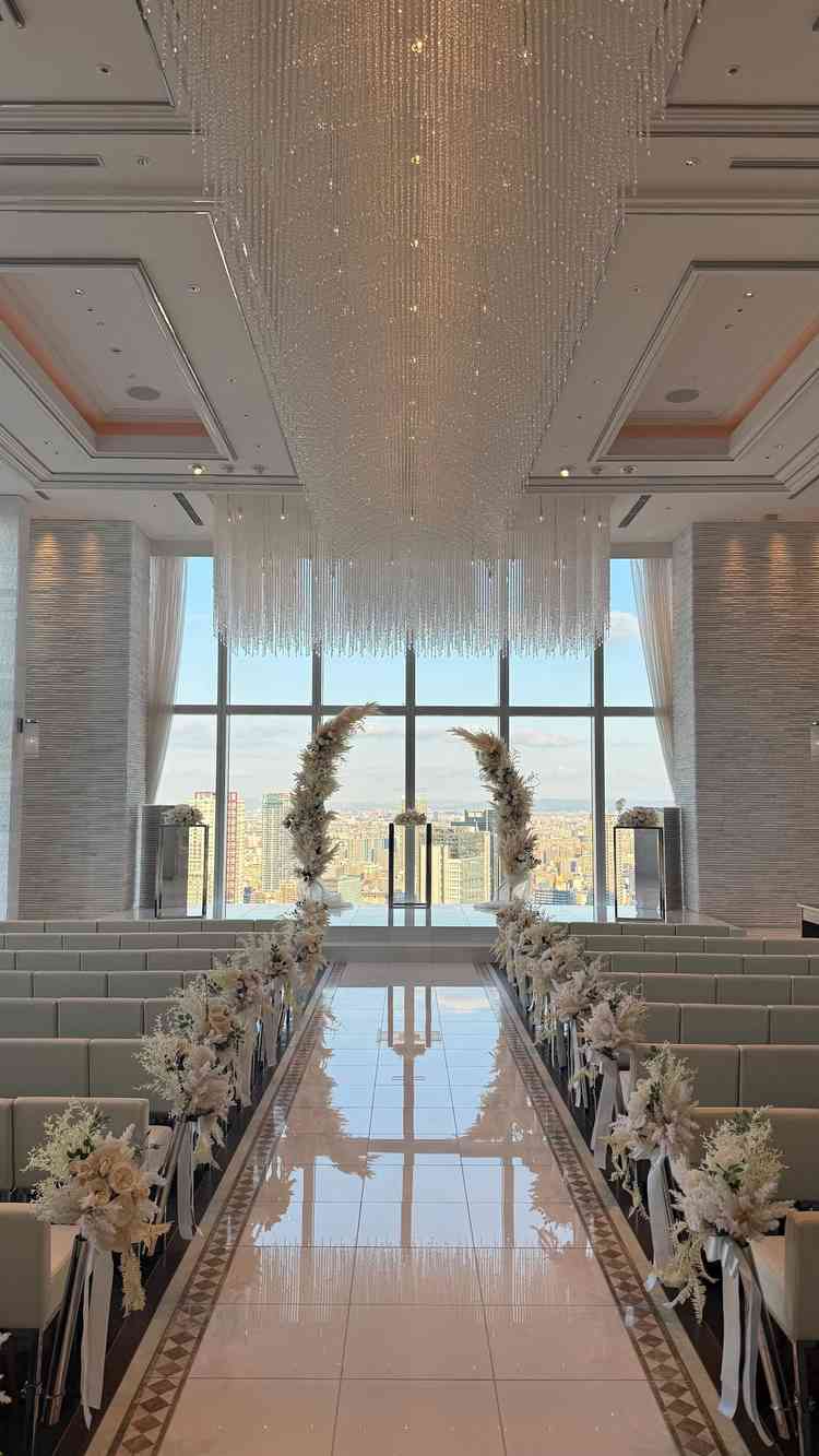 挙式会場。初めて扉を開けた時の衝撃がすごかった。美しすぎた。