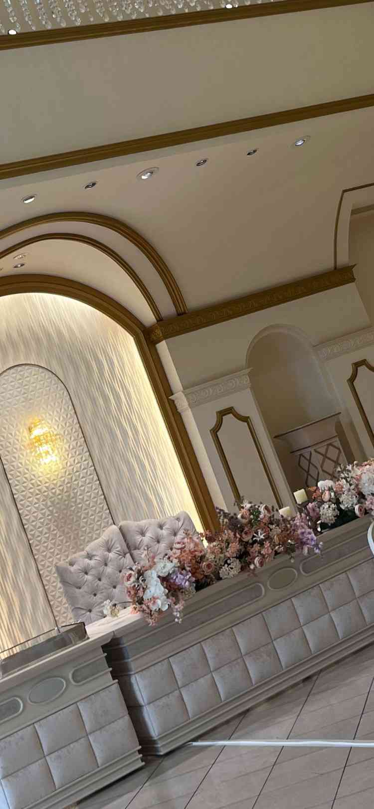 披露宴の新郎新婦席